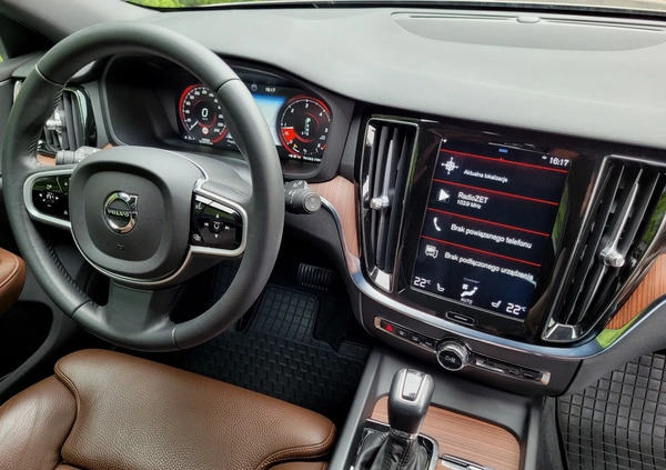 Volvo V60 cena 88800 przebieg: 198000, rok produkcji 2018 z Opoczno małe 742